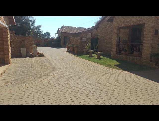 3 BEDROOM TOWNHOUSE FOR SALE IN GREENHILLS